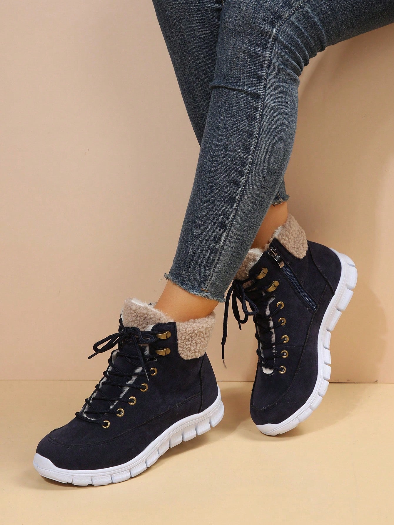 Winter New Arrival Red Lace-up Ladies' Casual Snow Boots With Comfortable Light Sole