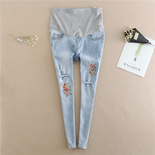 Umstandsjeans aus Denim mit Blumenstickerei